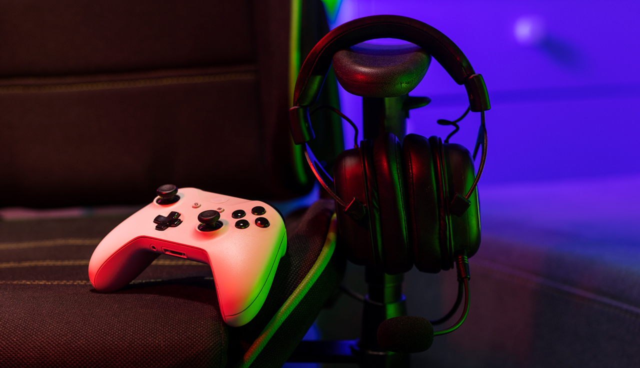 gaming-setup-with-controller-headphones.jpg