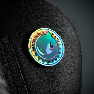 Игровое кресло Noblechairs HERO Dignitas Edition <Экокожа, подлокотник 4D, газлифт 4> Игровое кресло Noblechairs HERO Dignitas Edition <Экокожа, подлокотник 4D, газлифт 4>