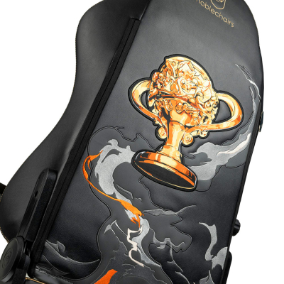 Игровое кресло Noblechairs HERO Dignitas Edition <Экокожа, подлокотник 4D, газлифт 4> Игровое кресло Noblechairs HERO Dignitas Edition <Экокожа, подлокотник 4D, газлифт 4>